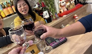 カウンターでグラスを交わす楽しい乾杯の風景